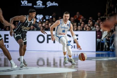 Košarkaši Spartaka pružili snažan otpor Partizanu pred punom halom Košarkaši Spartaka pružili snažan otpor Partizanu pred punom halom